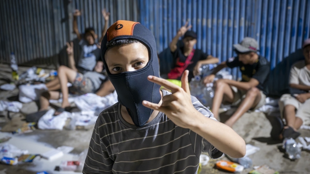 Decenas de migrantes que han pasado la frontera entre Ceuta y Marruecos pasan la noche en la calle, a 31 de julio de 2026.