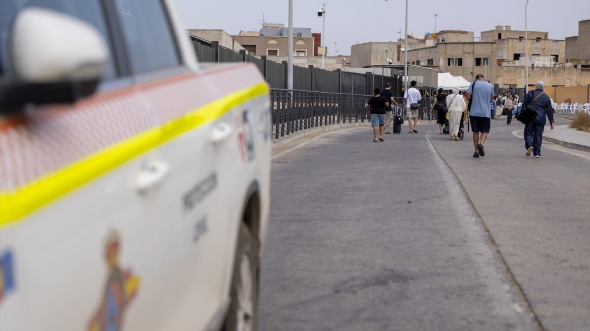 Varias personas esperan a que reabra la frontera de Melilla