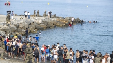 El Gobierno despliega una barrera de contención de 500 metros en el mar en el espigón de Ceuta