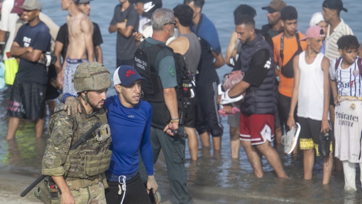 Decenas de migrantes intentan cruzar a España desde Marruecos