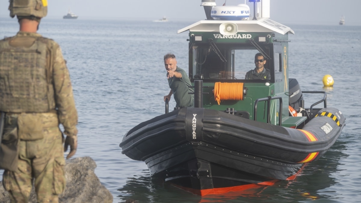 Agentes de la Guardia Civil intentan proteger la frontera entre España y Marruecos en Ceuta