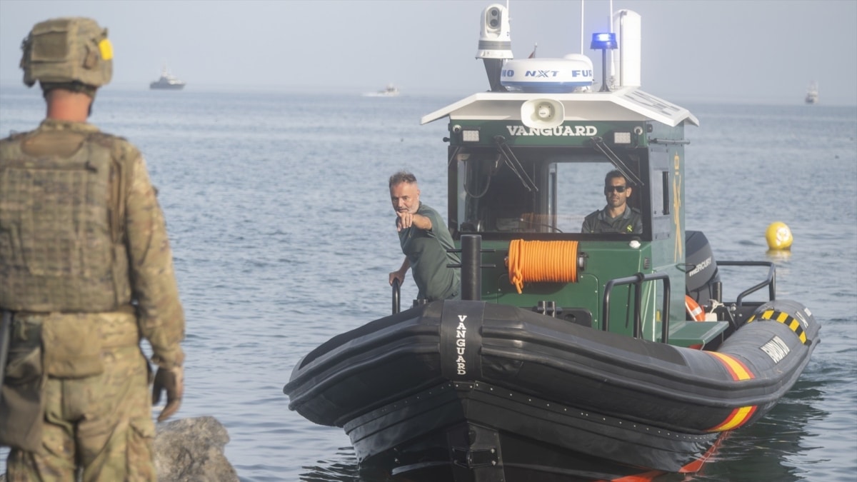 Agentes de la Guardia Civil en la frontera entre España y Marruecos
