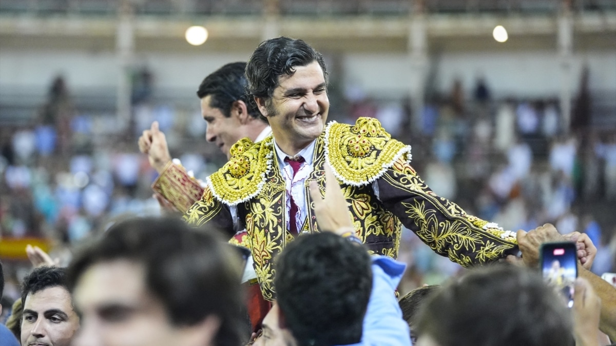 Morante sale a hombros con Talavante en El Puerto.