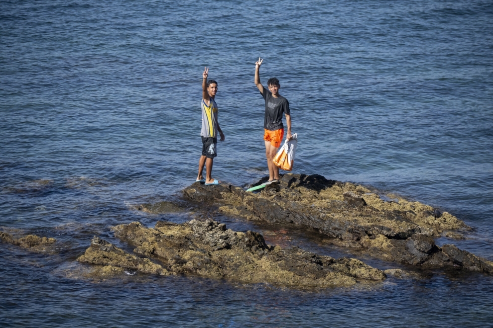 Dos menores tras llegar a nado a Ceuta.