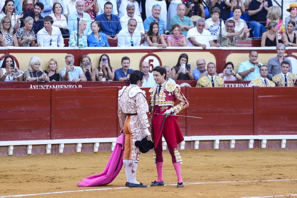 Roca Rey brinda el toro a Morante en El Puerto.