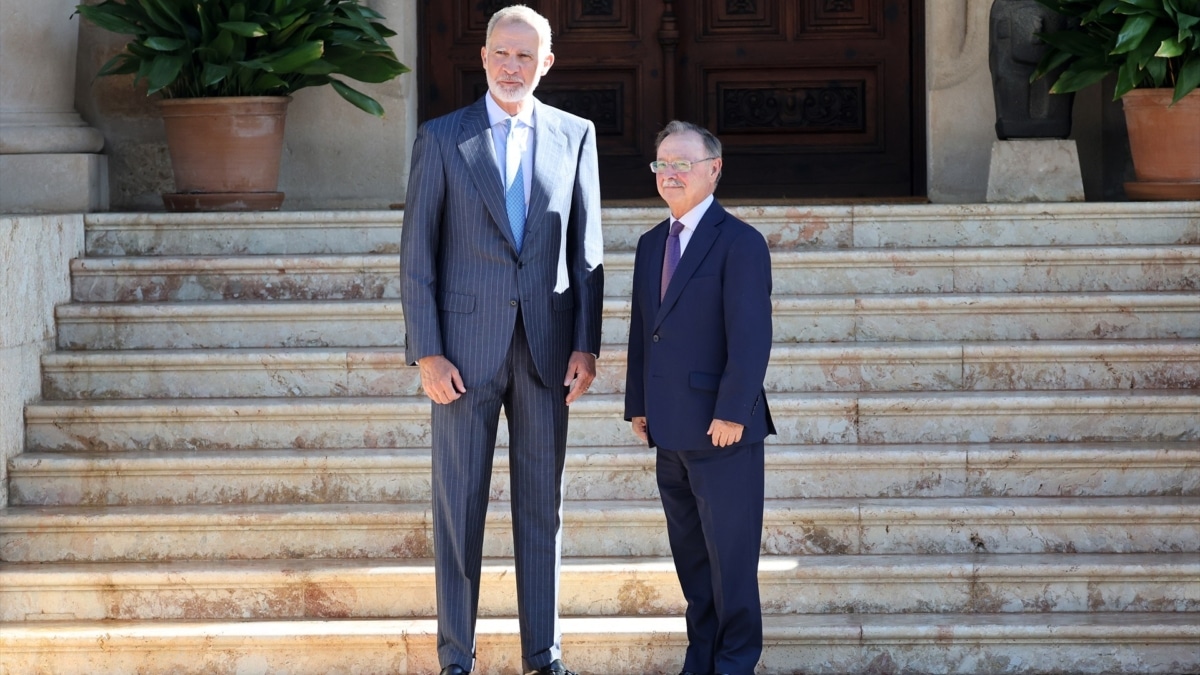 El Rey VI junto a Juan Jesús Vivas Lara, presidente de la Ciudad Autónoma de Ceuta