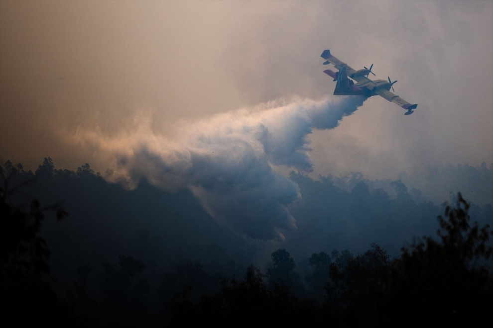 Una aeronave combate el incendio forestal declarado en la localidad onubense de Niebla.