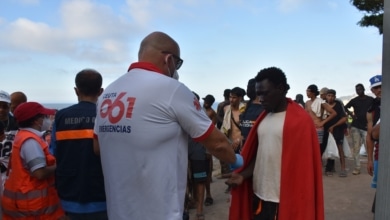 La carga sanitaria de los migrantes en Ceuta abre un frente político a Mónica García: “Si esto se alarga se va a complicar más”