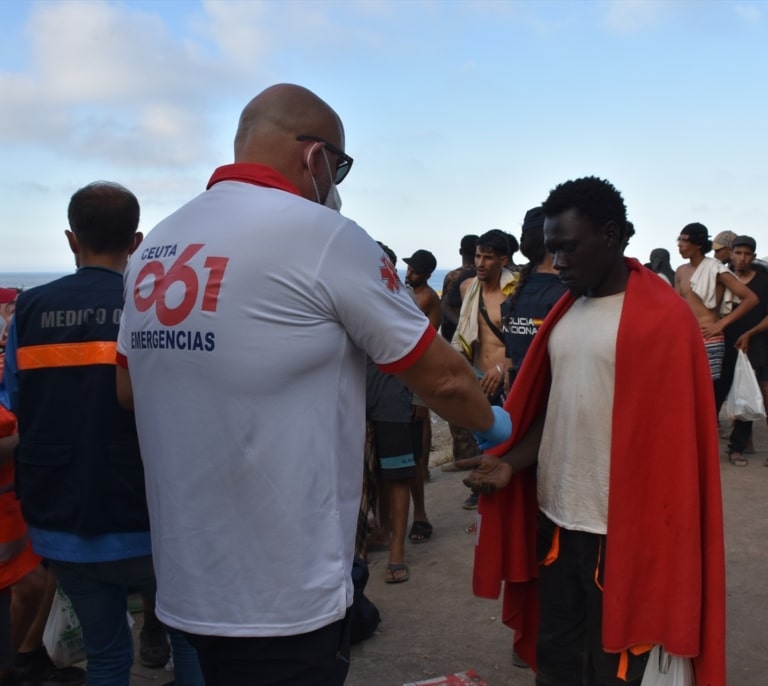 La carga sanitaria de los migrantes en Ceuta abre un frente político a Mónica García: “Si esto se alarga se va a complicar más”