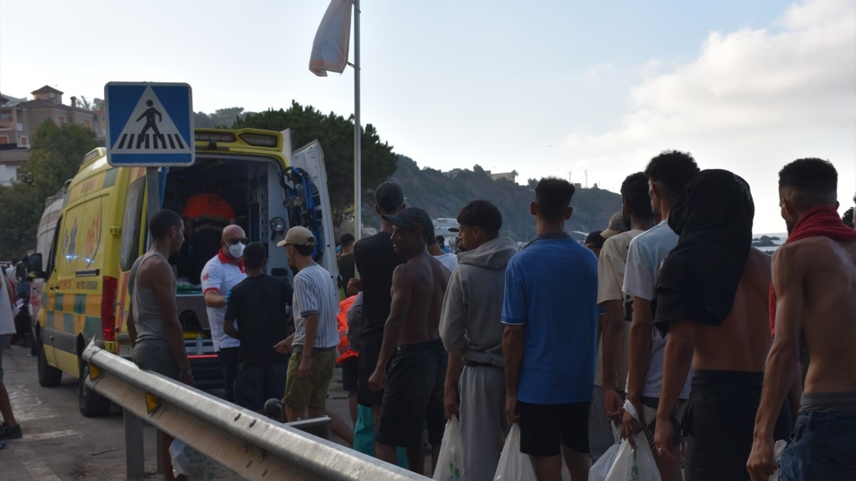 Cientos de personas migrantes en la playa del Trampolín, en Ceuta