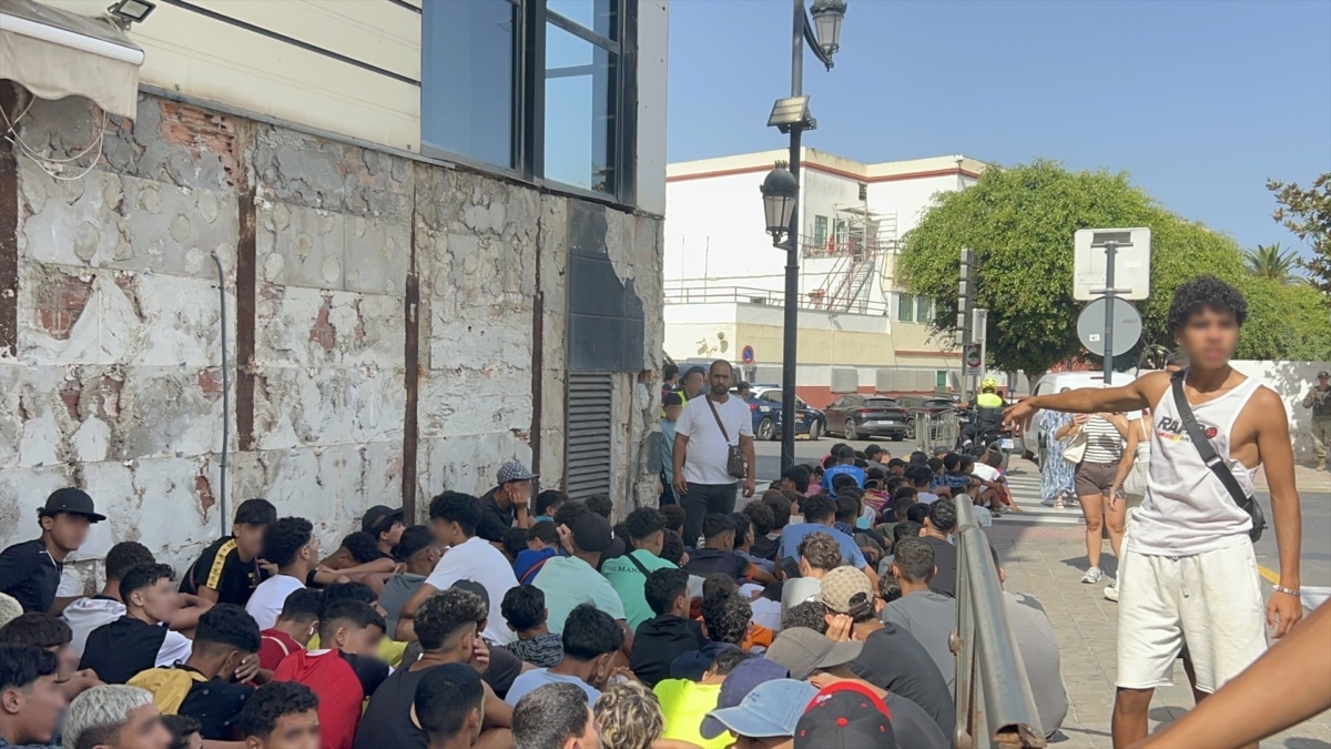 Un grupo de menores en Ceuta esperando en la comisaria de la Policía Nacional