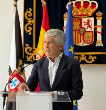 Marlaska refuerza Ceuta con 65 agentes para el remanente de 5.000 personas [...]