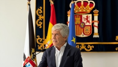 Marlaska refuerza Ceuta con 65 agentes para el remanente de 5.000 personas que entraron en julio