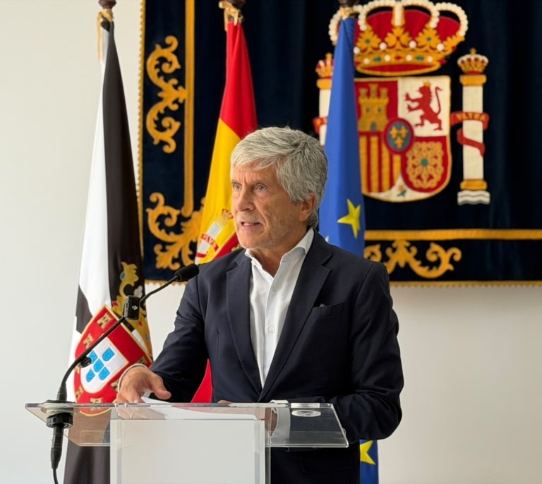 Marlaska refuerza Ceuta con 65 agentes para el remanente de 5.000 personas que entraron en julio