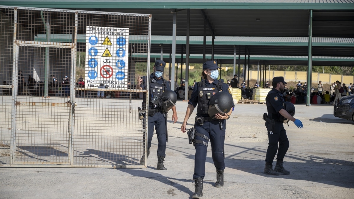 La Policía Nacional durante la crisis en Ceuta