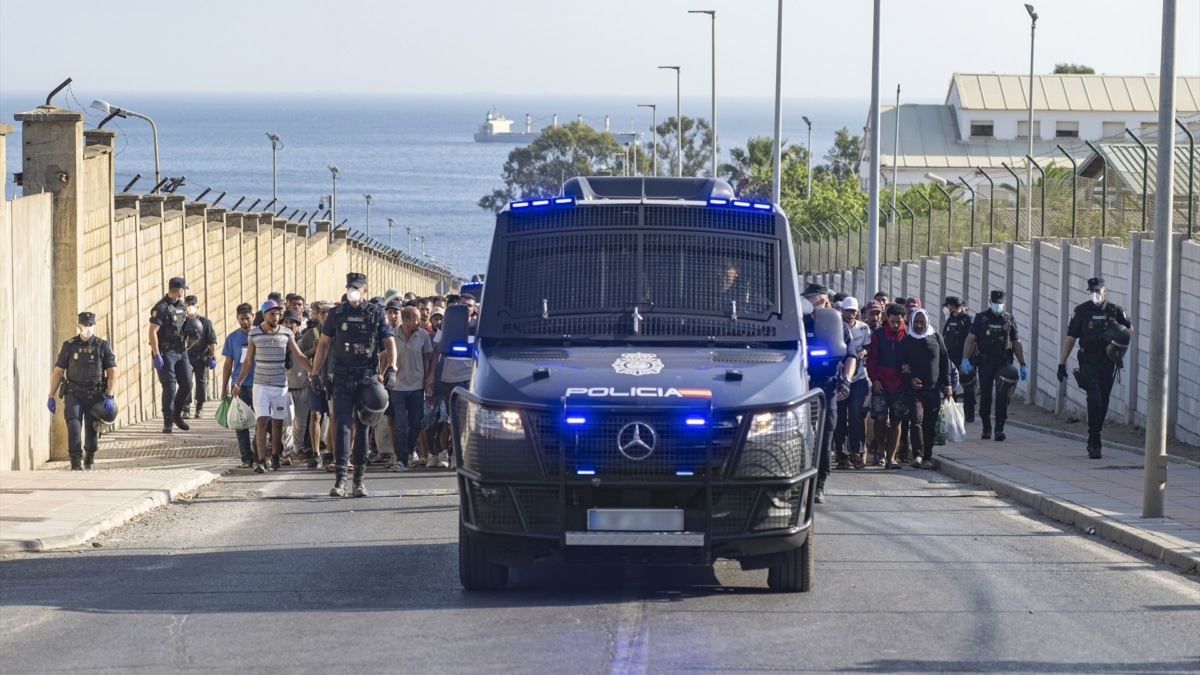 La Policía Nacional desaloja la playa del Trampolín y acompaña a los migrantes para ser reubicados