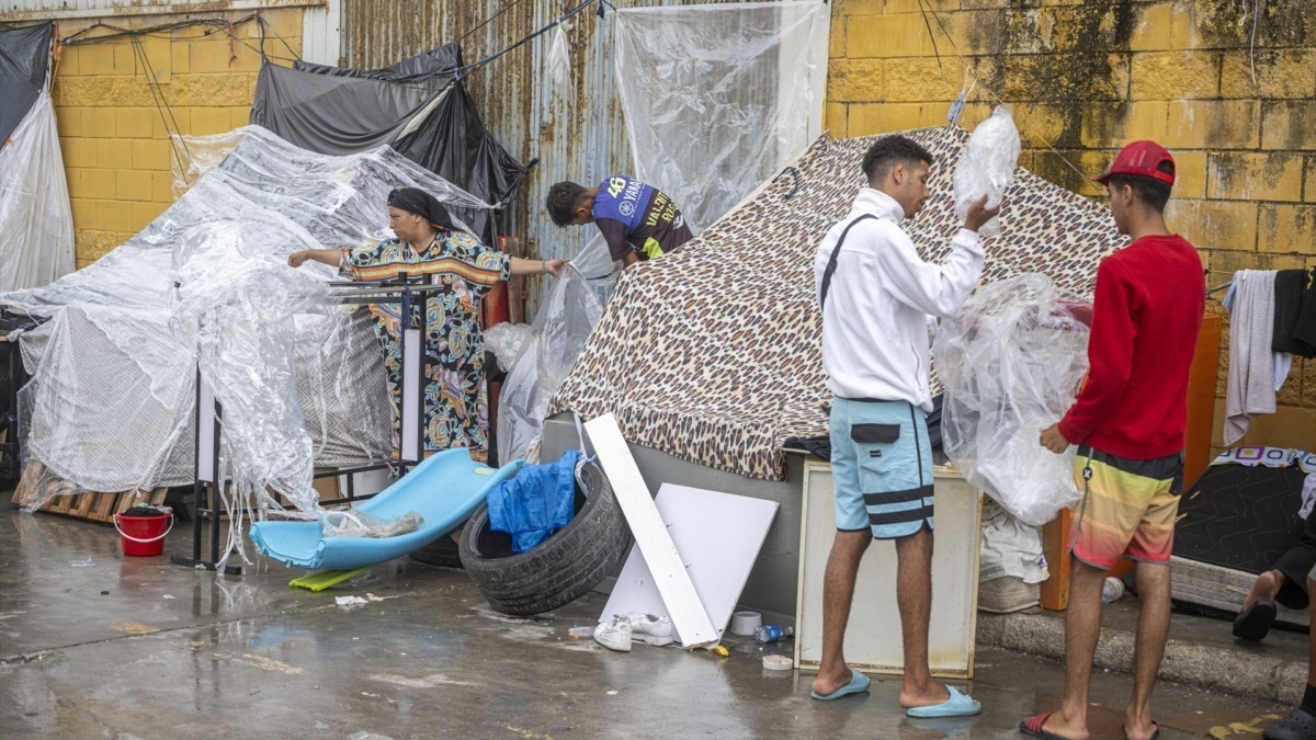 Inmigrantes acampados en las naves del Tarajal