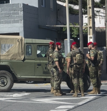 Doce migrantes detenidos en Ceuta tras apedrear y herir a cuatro militares [...]