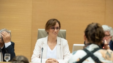 Mónica García niega que los migrantes llegados a Ceuta traigan enfermedades pero inicia su vacunación