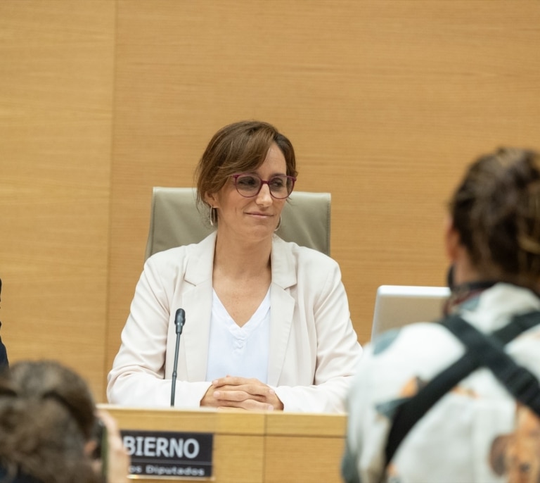 Mónica García niega que los migrantes llegados a Ceuta traigan enfermedades pero inicia su vacunación