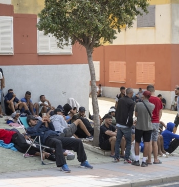 Manifestantes ceutíes bloquean a Cruz Roja y prenden fuego a los asentamientos [...]