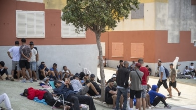 Manifestantes ceutíes bloquean a Cruz Roja y prenden fuego a los asentamientos de migrantes en medio de cargas policiales