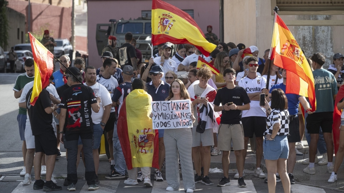 "¡Un caballa nunca se rinde!": vecinos de Ceuta vuelven a la calle para protestar por la situación migratoria