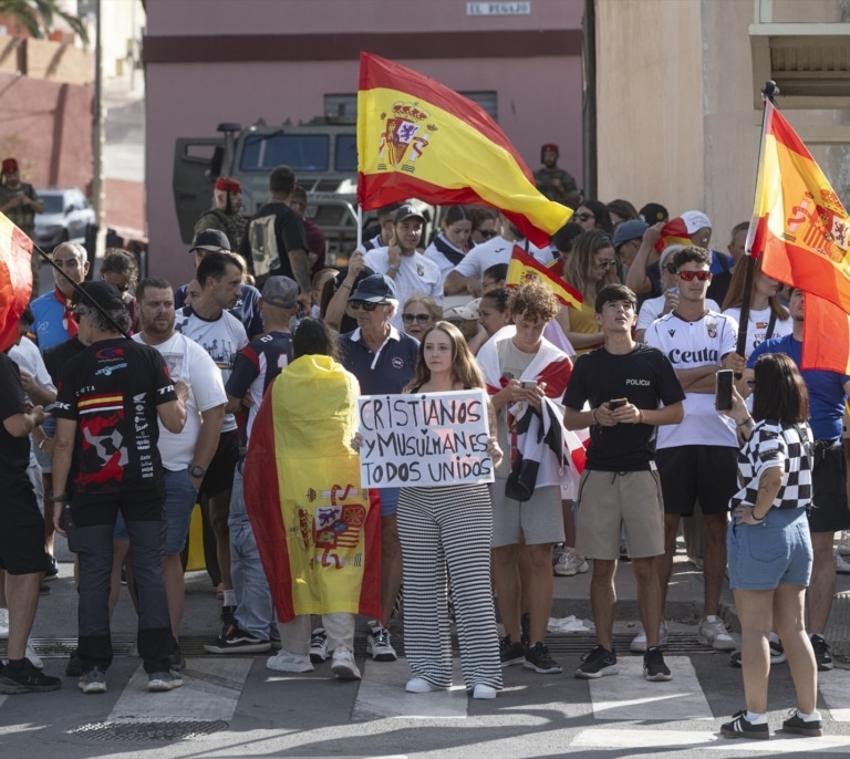 "¡Un caballa nunca se rinde!": vecinos de Ceuta vuelven a la calle para protestar por la situación migratoria