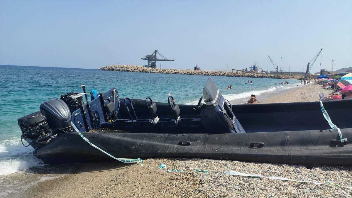 Una narcolancha varada en una playa de Almería