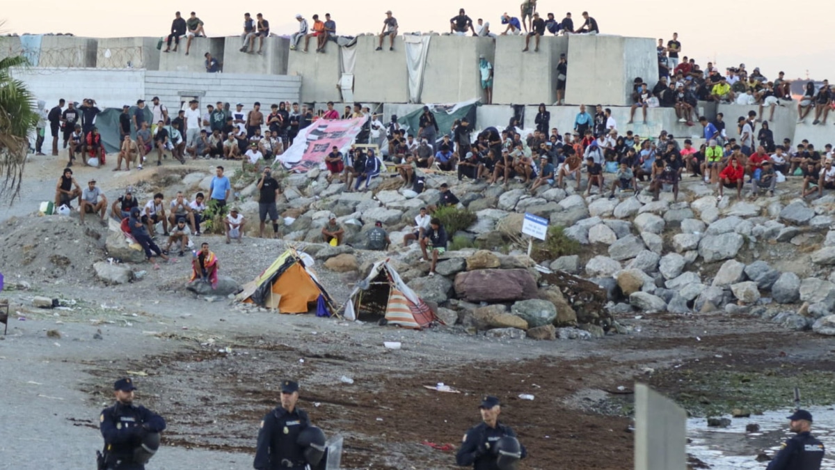 Decenas de inmigrantes congregados en la playa del Trampolín de Ceuta