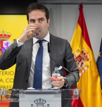 Bruselas retiene casi 1.400 millones de euros de fondos europeos al Gobierno [...]