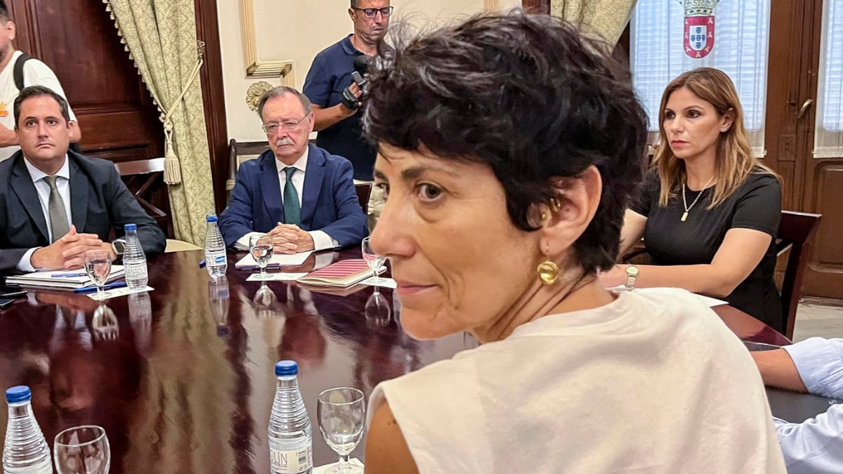 La ministra de Inclusión, Seguridad Social y Migraciones y portavoz del Gobierno, Elma Sai, reunida con el presidente de Ceuta, Juan Jesús Vivas, el pasado lunes en la ciudad autónoma.