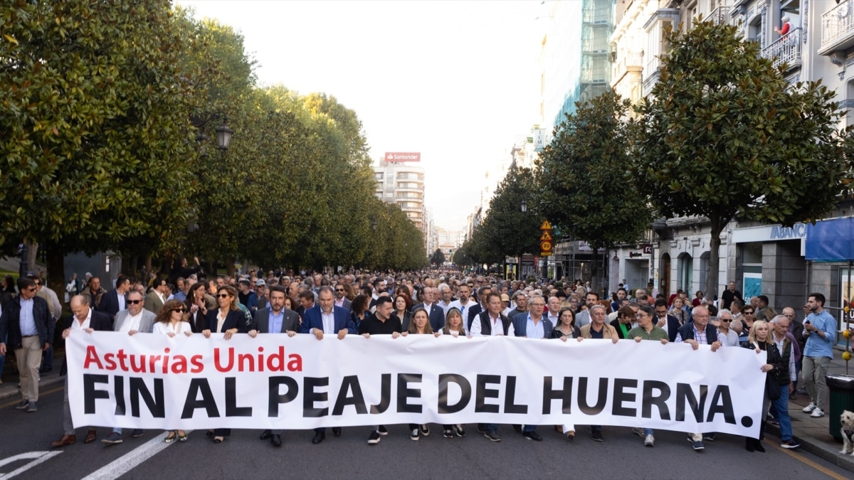 Manifestación unitaria en Oviedo contra el peaje del Huerna en octubre de 2025.