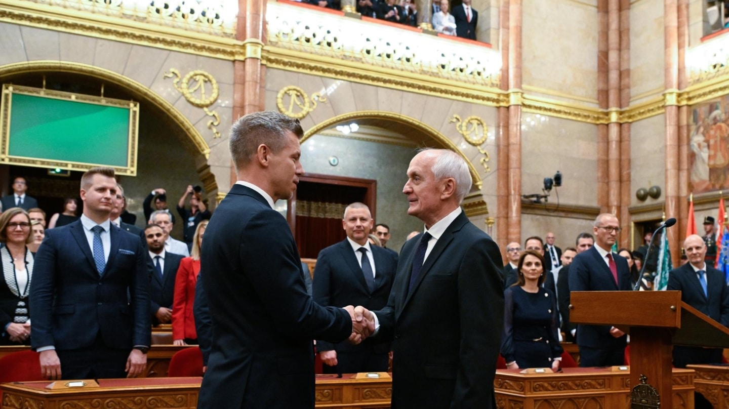 El primer ministro húngaro, Péter Magyar, felicita al presidente, András Baka, en el Parlamento, en Budapest.