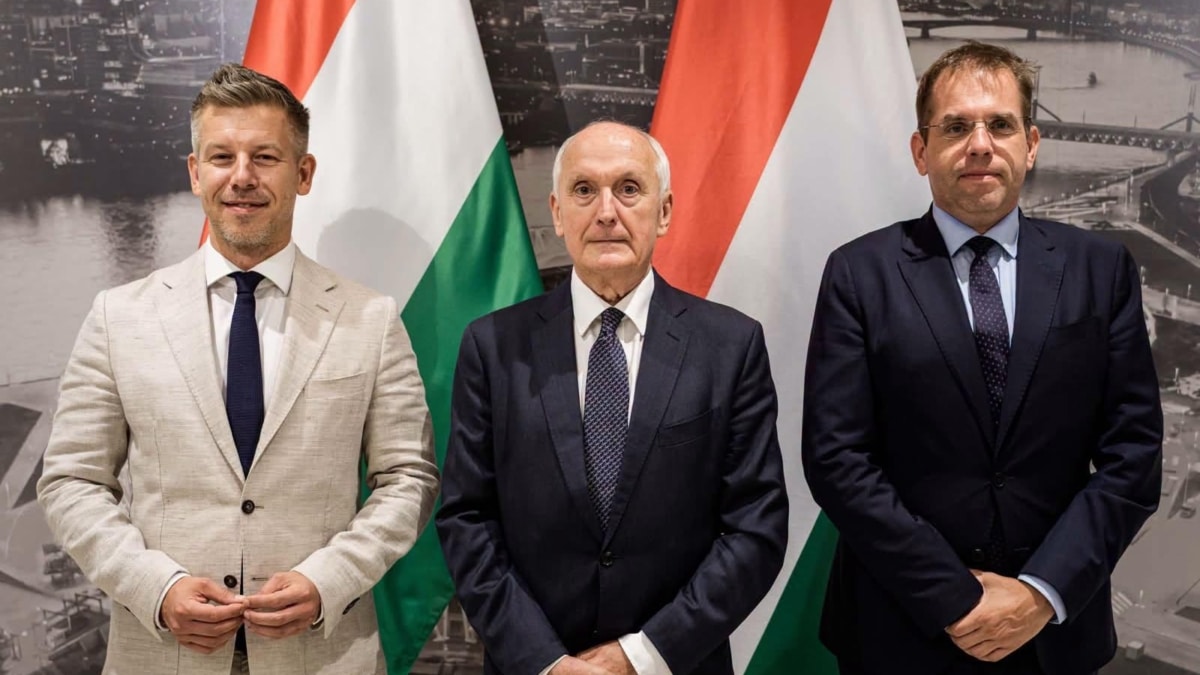András Baka, en el centro, será el nuevo presidente de Hungría. A su izquierda, el primer ministro, Péter Magyar.