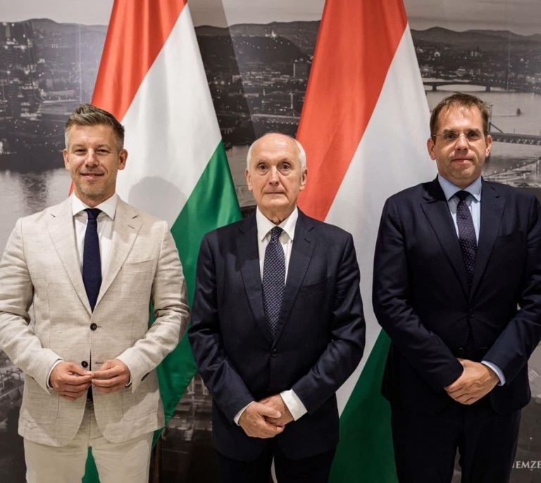 András Baka, un jurista rebelde frente a Orbán, elegido presidente de Hungría