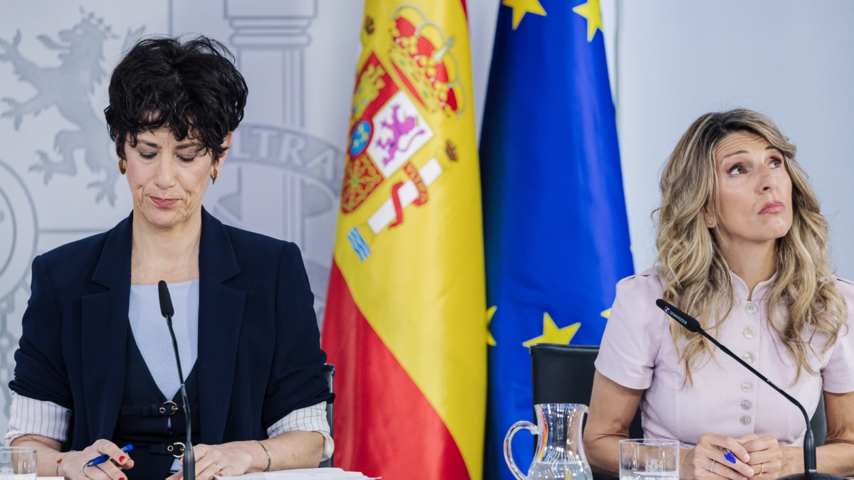 La ministra de Seguridad Social, Elma Saiz (i), y la ministra de Trabajo, Yolanda Díaz (d)