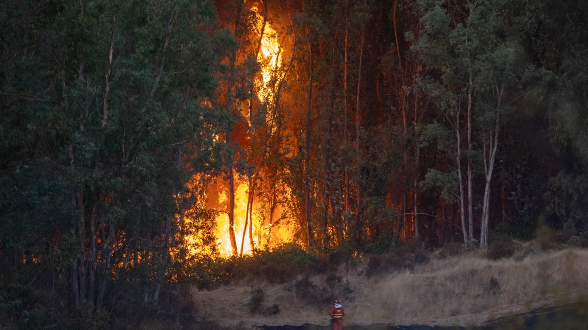 El incendio de Niebla (Huelva) continúa activo