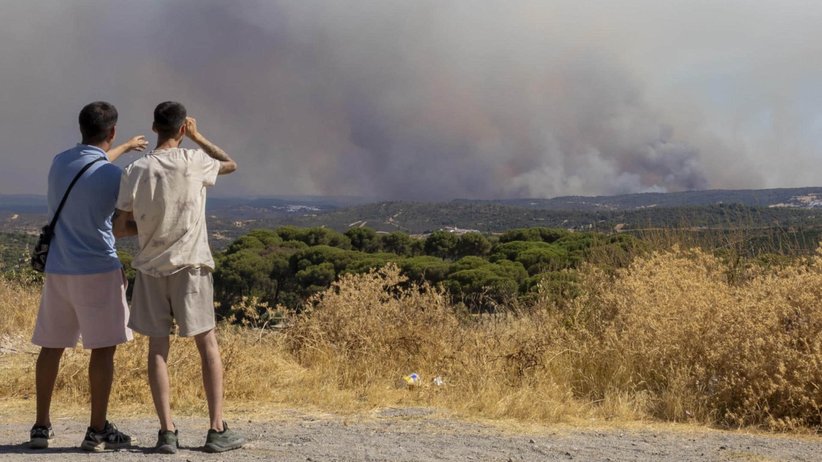 El incendio de Niebla supera las 20.000 hectáreas sin control y obliga a nuevos desalojos en Huelva y Sevilla