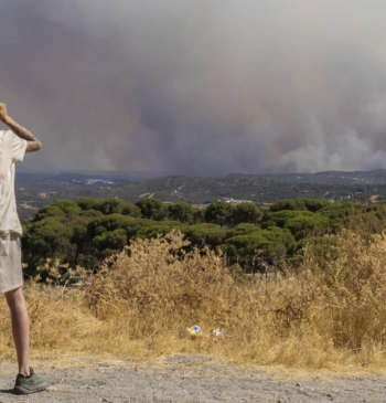 El incendio de Niebla supera las 20.000 hectáreas sin control y obliga a nuevos desalojos en Huelva y Sevilla