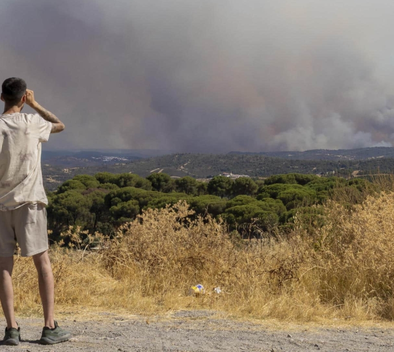 El incendio de Niebla supera las 20.000 hectáreas sin control y obliga a nuevos desalojos en Huelva y Sevilla
