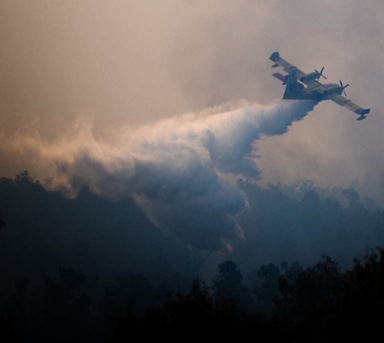 El incendio de Niebla (Huelva) supera las 4.000 hectáreas por los continuos cambios de viento