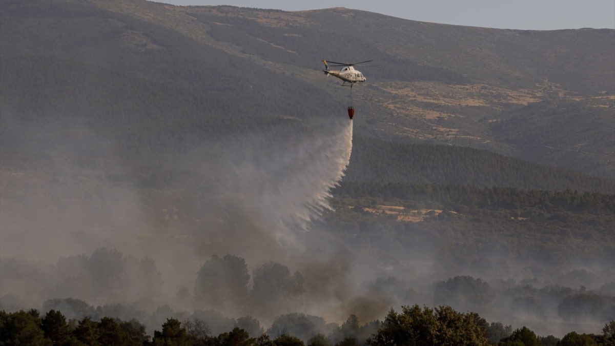 Un helicóptero bombardero trabaja en las tareas de extinción del incendio de Revenga.