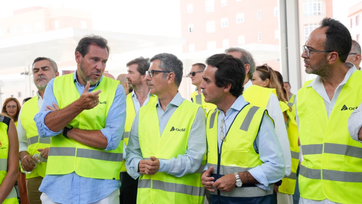 El ministro de Transportes, Óscar Puente (1i); el ministro de la Presidencia, Justicia y Relaciones con las Cortes, Félix Bolaños (2i), y el consejero de Fomento y Movilidad, Mario Muñoz-Atanet (2d)