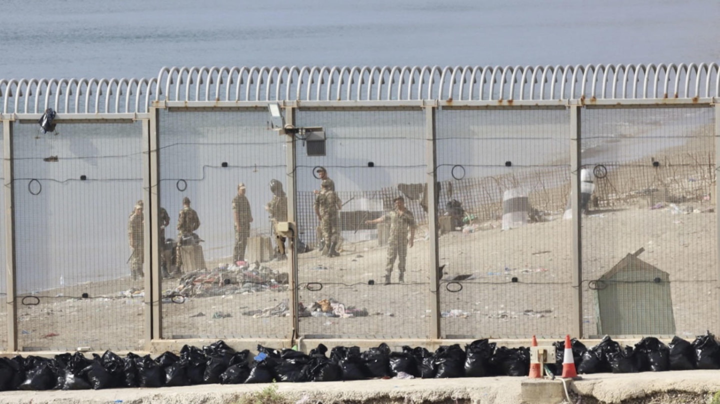 Fuerzas auxiliares marroquíes vigilan la zona de la valla que separa Ceuta de Marruecos