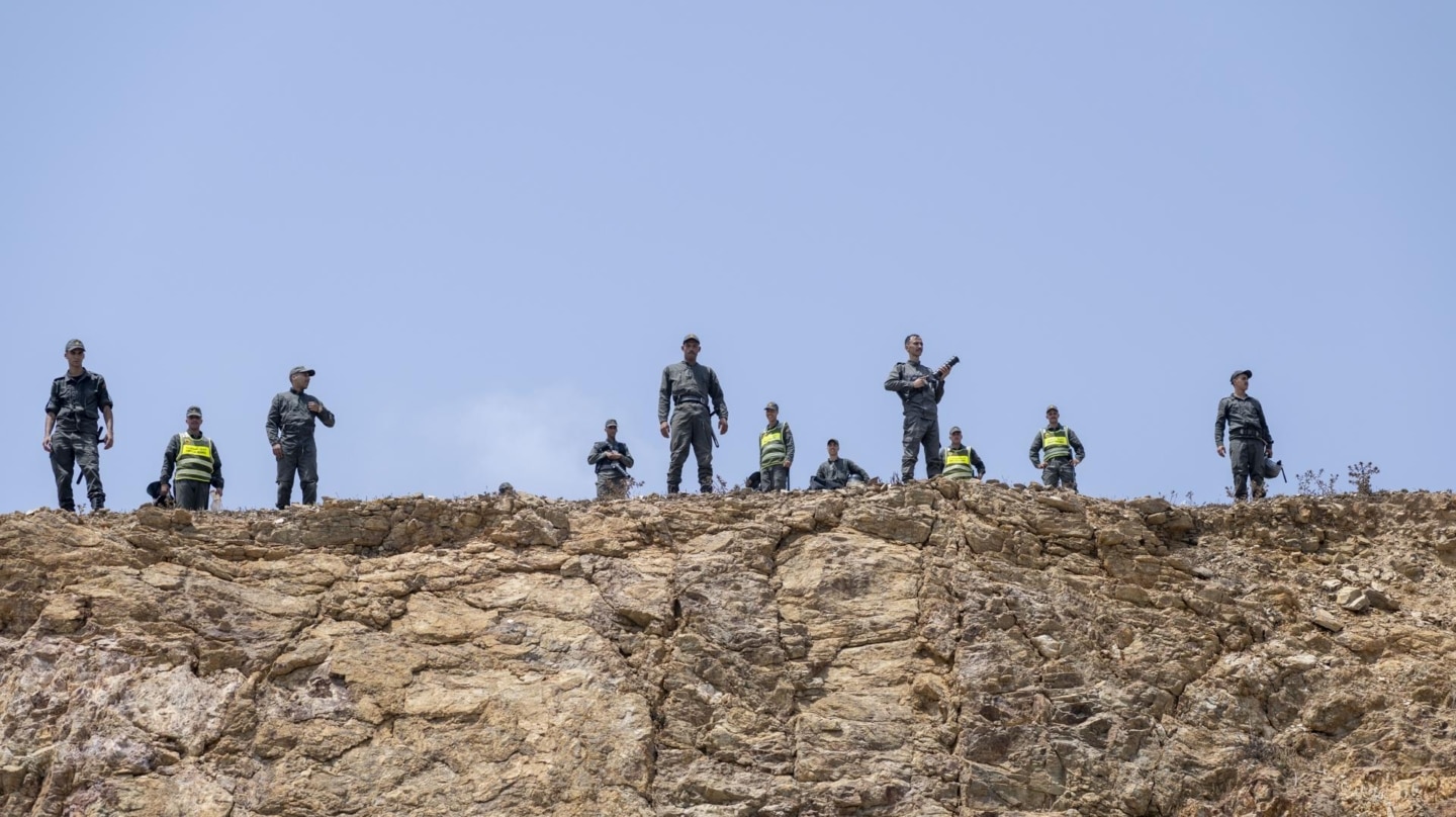 Miembros de las fuerzas marroquíes vigilan la frontera en Bab Sebta, cerca de Fnideq.