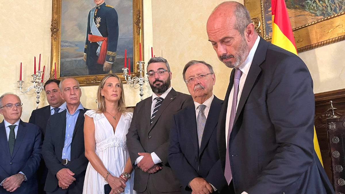 Melchor León (en el centro) junto al presidente de Ceuta Juan Jesús Vivas, el pasado 14 de agosto, durante la visita del presidente del Senado, Pedro Rollán, a Ceuta.