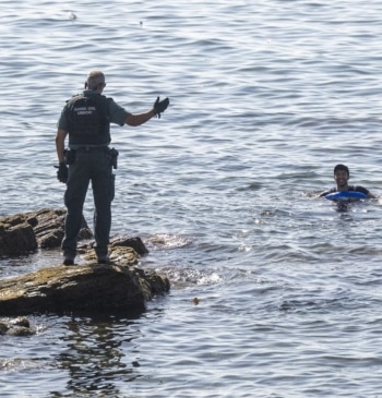 La Guardia Civil coloca una barrera marítima en Melilla para "reforzar el [...]