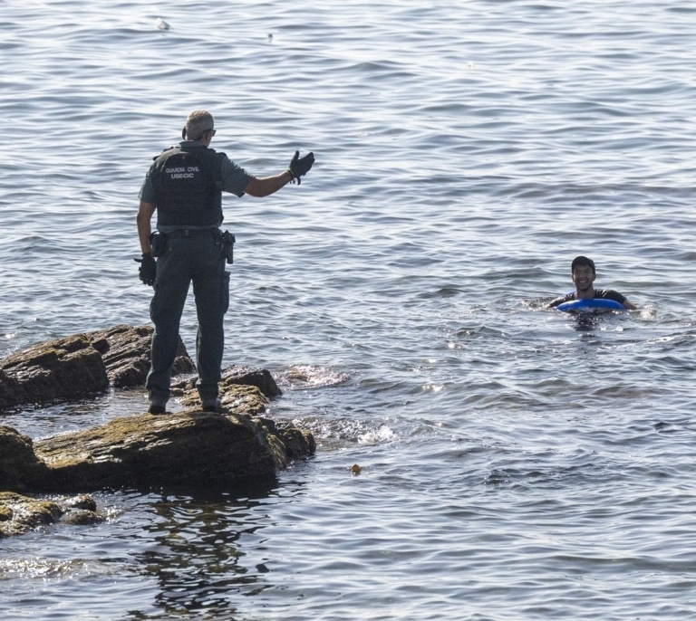 La Guardia Civil coloca una barrera marítima en Melilla para "reforzar el control"