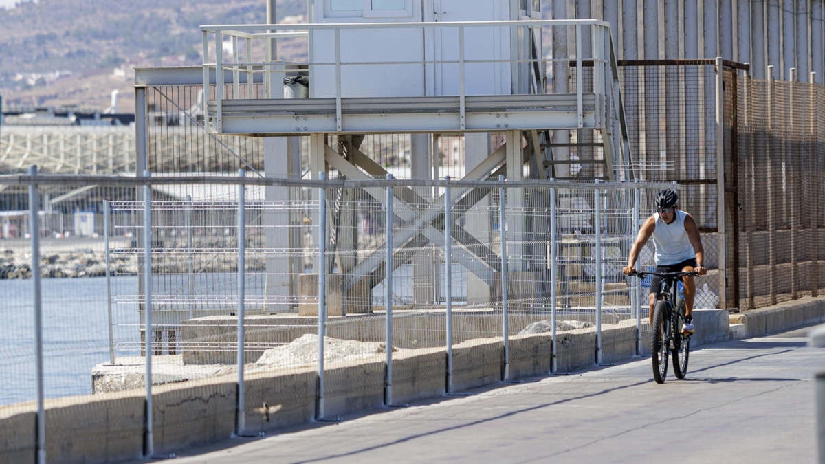 El Gobierno está instalando vallas de obra en el dique sur de Melilla, que ejerce como frontera terrestre y marítima en la zona sur de la ciudad autónoma, separándola del puerto de Nador.